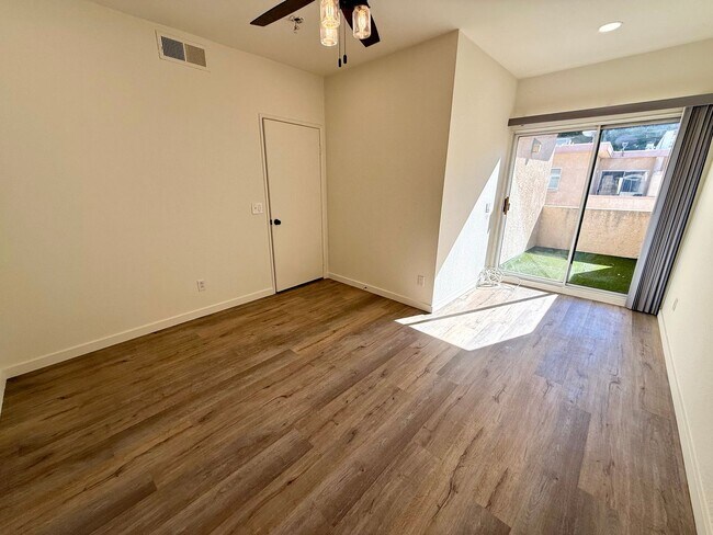 Building Photo - Beautifully Updated 3-Bedroom Tri-Level Co...