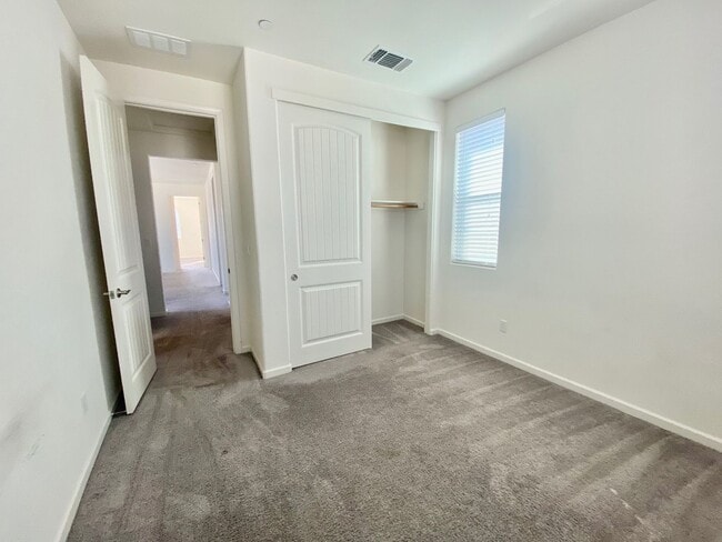 Building Photo - AVAILABLE BY 6/19/26. 4 BED, 2.5 BATHS, 1763 SQ FT STAINLESS STEEL APPLIANCES INCLUDED