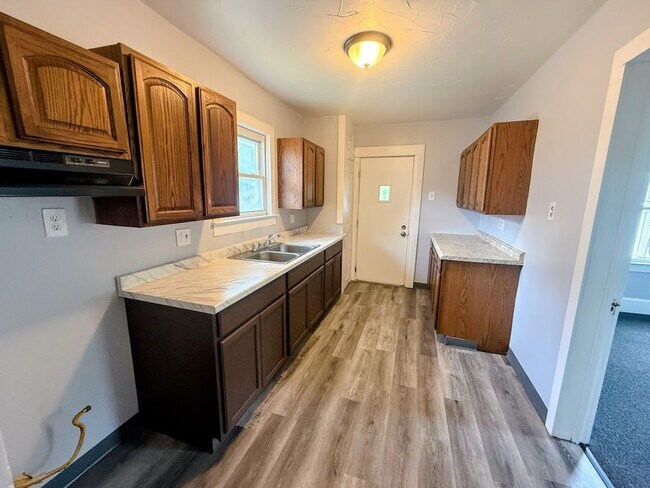 Building Photo - Three bedroom one bathroom home for rent