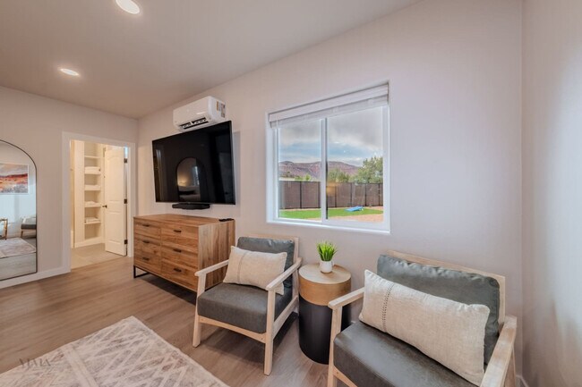 Building Photo - 736 W Rider Dr