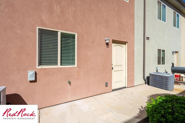Building Photo - DOG-FRIENDLY 3 Bedroom Townhome with INTERNET INCLUDED!
