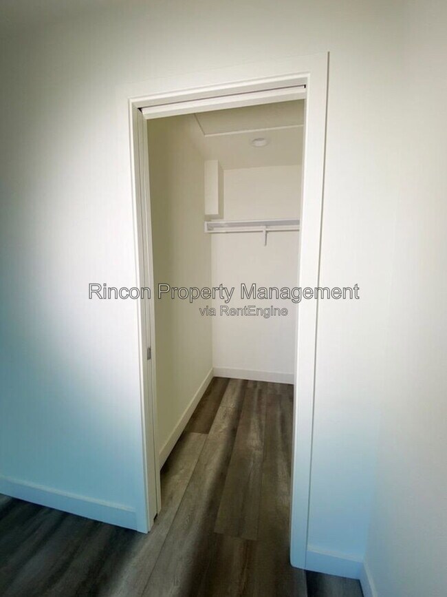 Building Photo - 708 Calle Pensamiento