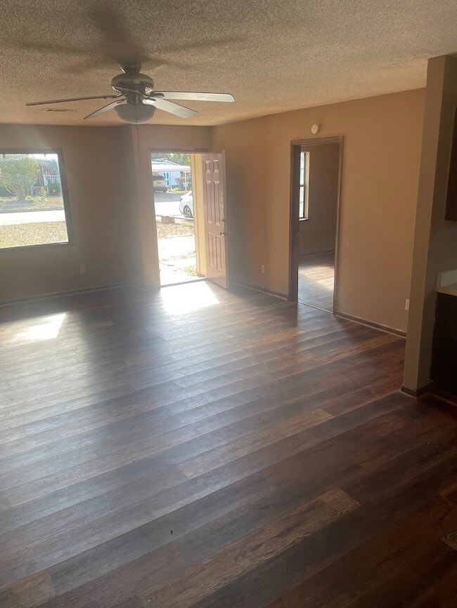 Building Photo - 2725 Yorktown Ave