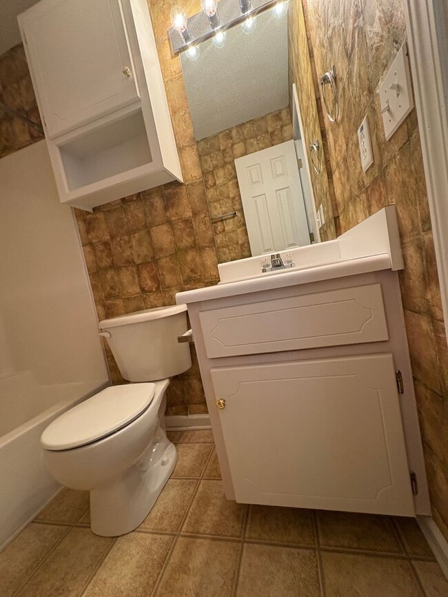 Building Photo - Dunwoody Townhomes!  NEW CARPET!!  PAINT!  NEW WASHER/DRYER