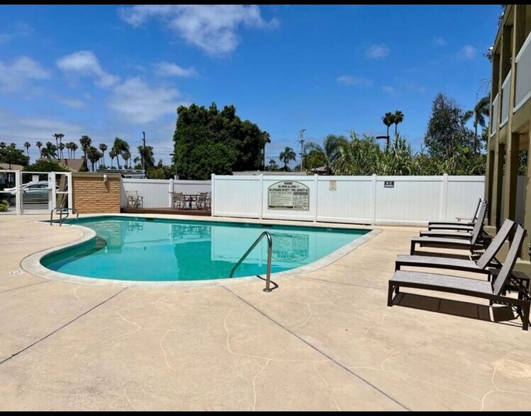Building Photo - 3030 Suncrest Dr