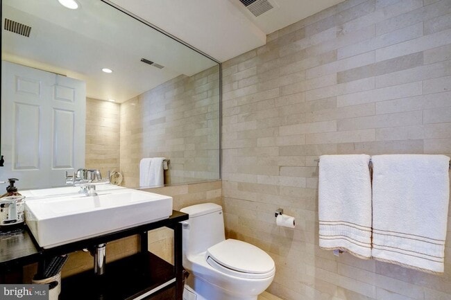 Building Photo - GEORGETOWN - 2 level 2/2.5 Custom Condo City Living W/ UNDERGROUND PARKING!!