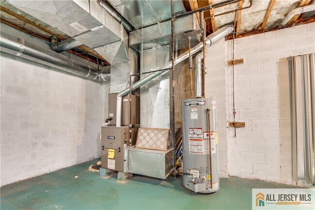 Building Photo - 9 E Burgess Dr