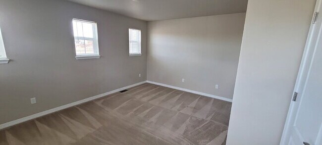 Building Photo - "Charming 3-Bedroom Townhouse Retreat in Colorado Springs – Spacious 1704 Sq Ft with 2.5 Bathrooms!"