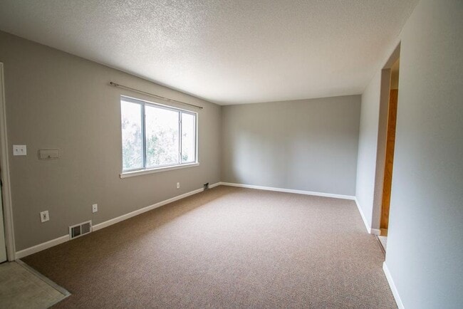 Building Photo - 2887 Moorhead Ave