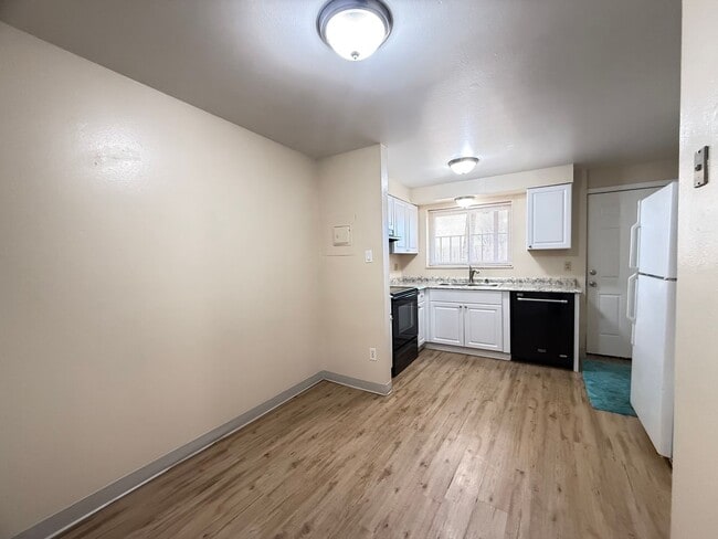 Building Photo - 4222 Forrest Hill Rd