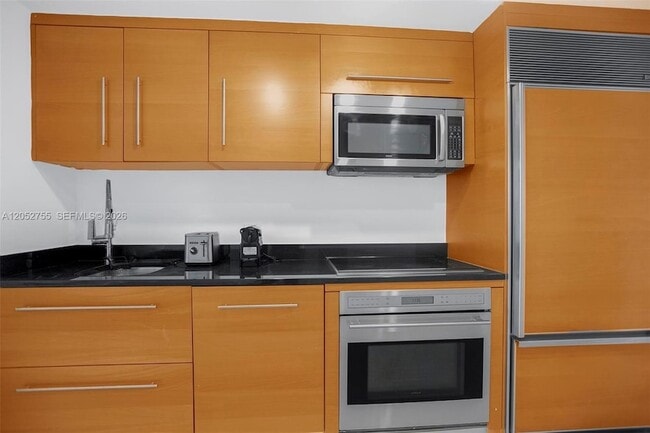 Building Photo - 475 Brickell Ave