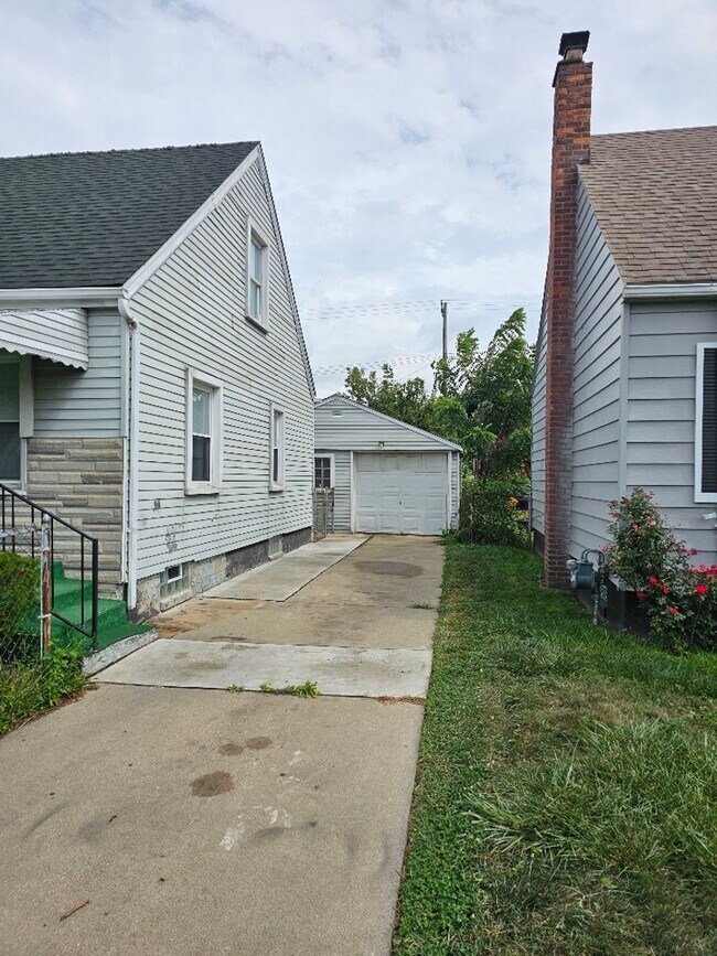 Building Photo - 3337 Bassett St