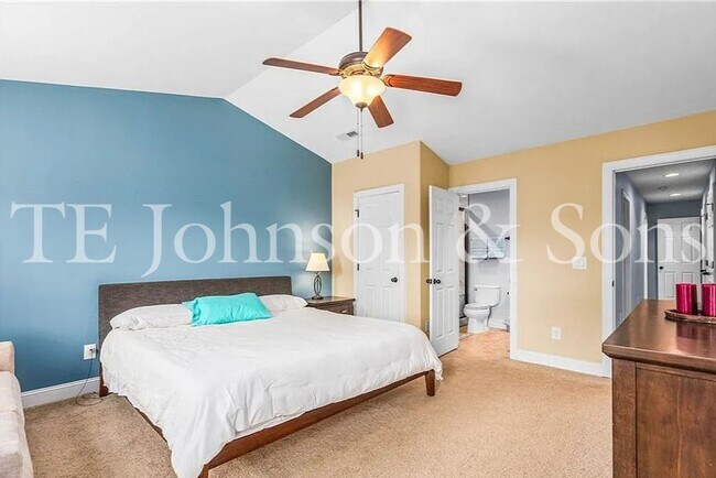 Building Photo - Beautiful 2 Bedroom Townhome with Bonus Room, Garage, and High End Finishes