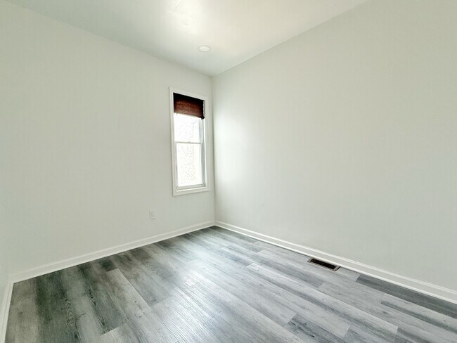 Building Photo - 1520 S Myrtlewood St
