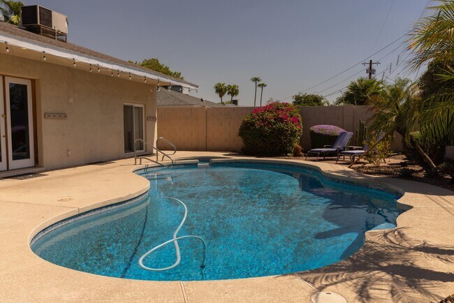 Building Photo - 6821 E Palm Ln
