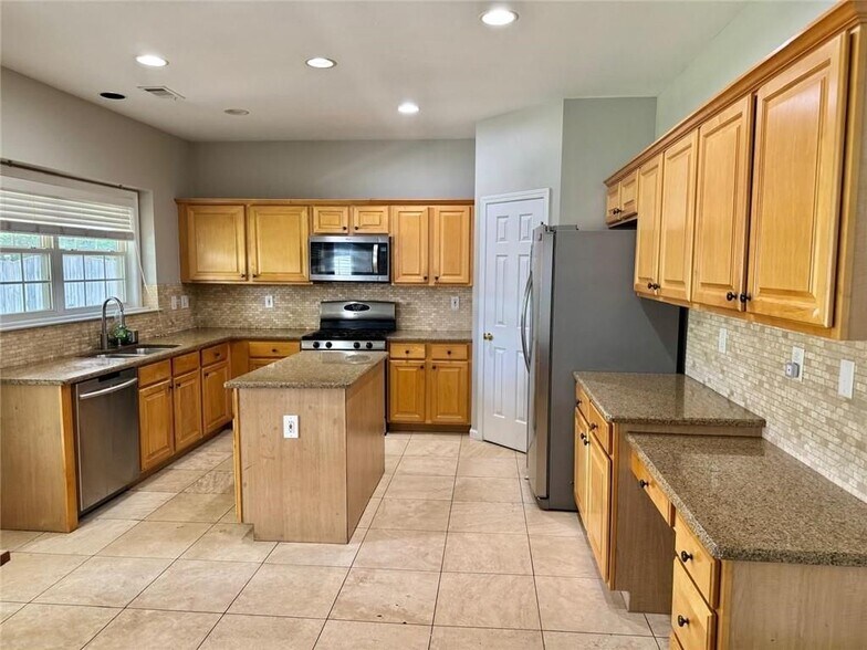 Building Photo - 230 Albrighton Ct