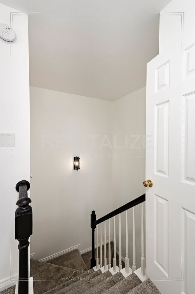 Building Photo - Charming 3-Level Home with Water Access in...