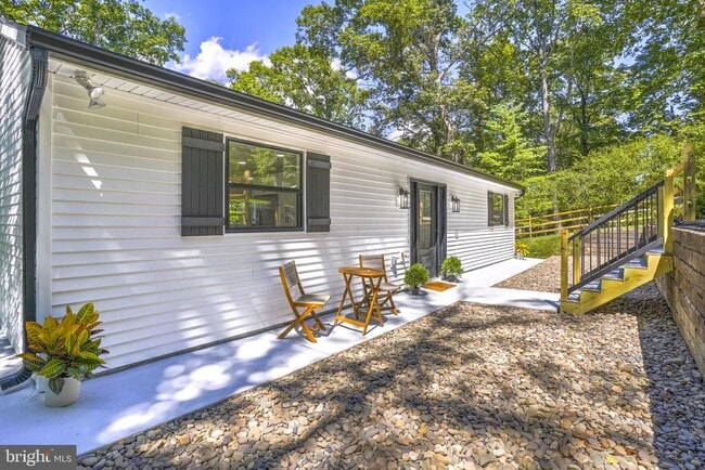 Building Photo - 440 Redbud Ln