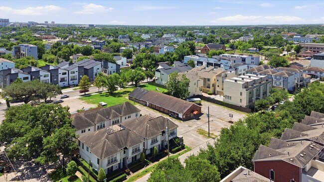 Building Photo - Awesome Two Story town home located in the heart of the city!