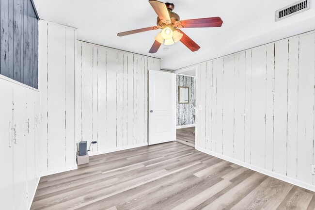 Building Photo - 398 Frontier Ln