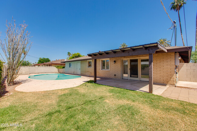 Building Photo - 1119 E Balboa Dr
