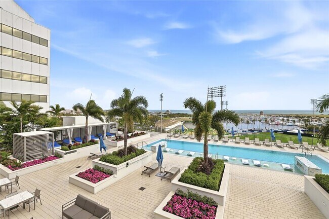 Building Photo - 301 1st St S