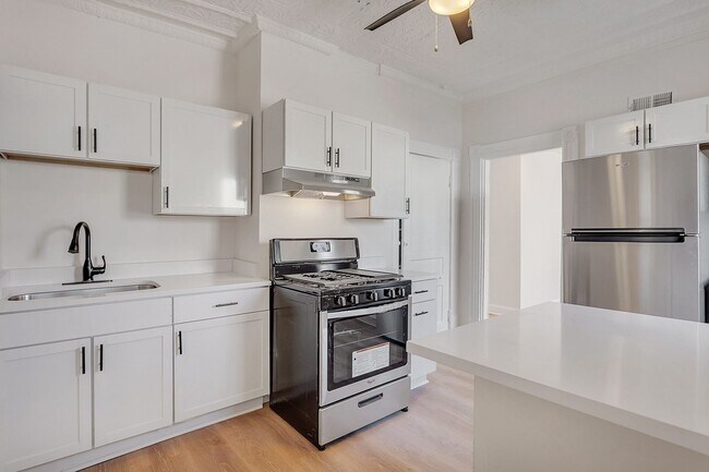 Building Photo - Updated 2 Bed, 1.5 Bath Home in Bloomfield...