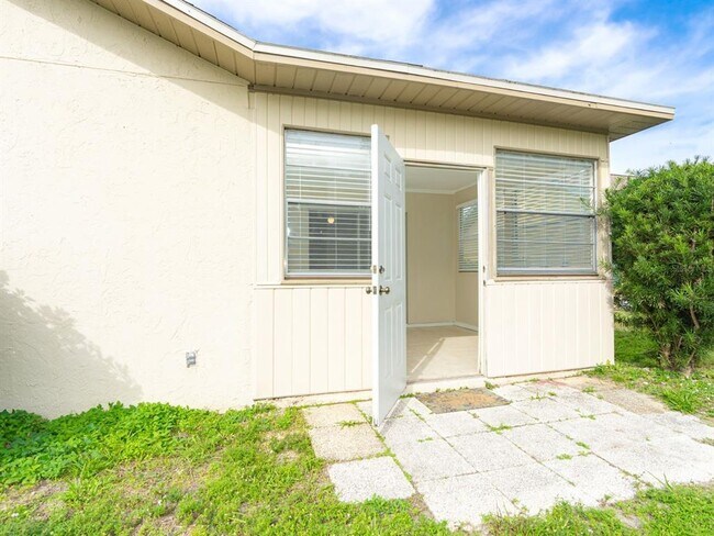 Building Photo - 1609 E Cypress Point Dr