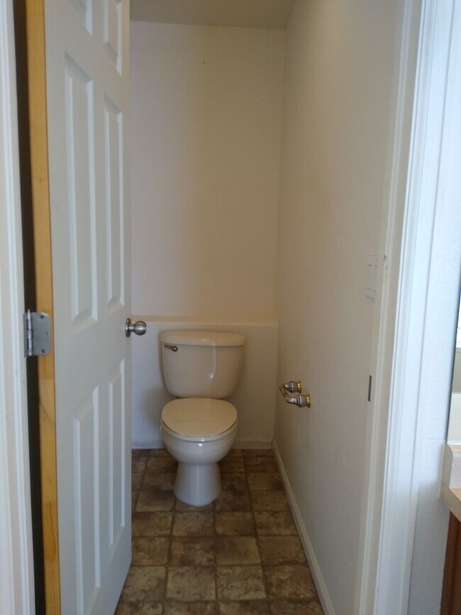 Building Photo - Massive and Expansive 5 Bedroom Green Vall...