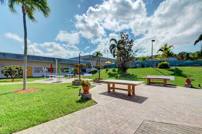 Building Photo - 2840 Lake Osborne Dr