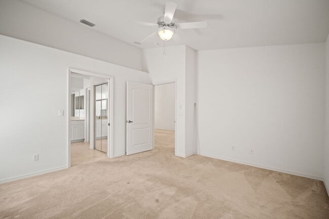 Building Photo - Beautiful Villas 3 beds 2 baths in a Gated...