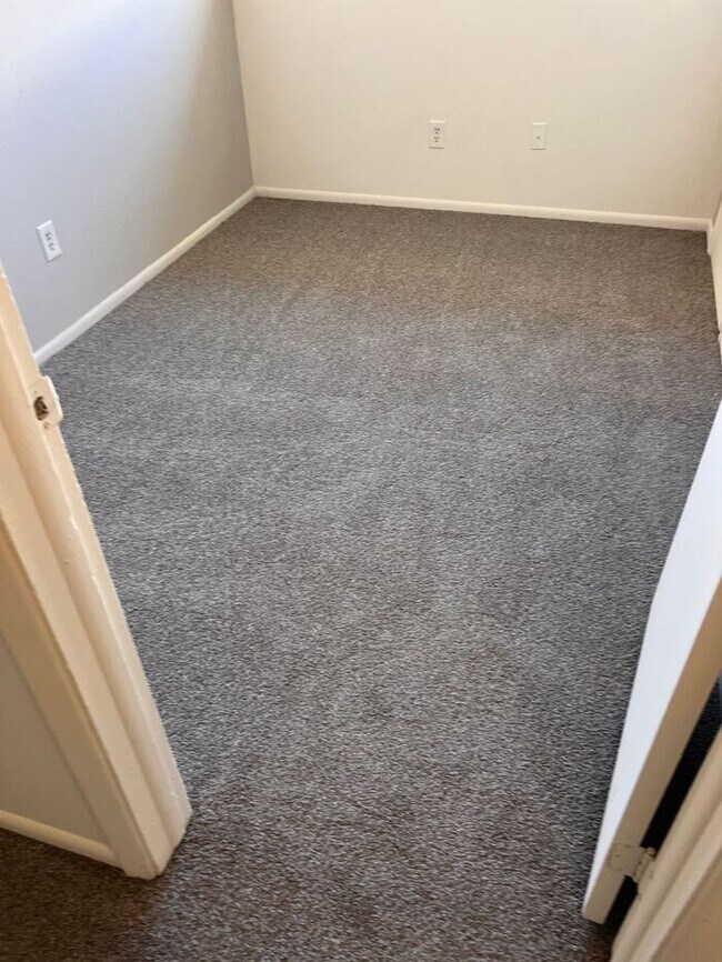 Building Photo - Spacious Three Bedroom Townhome in Westmin...