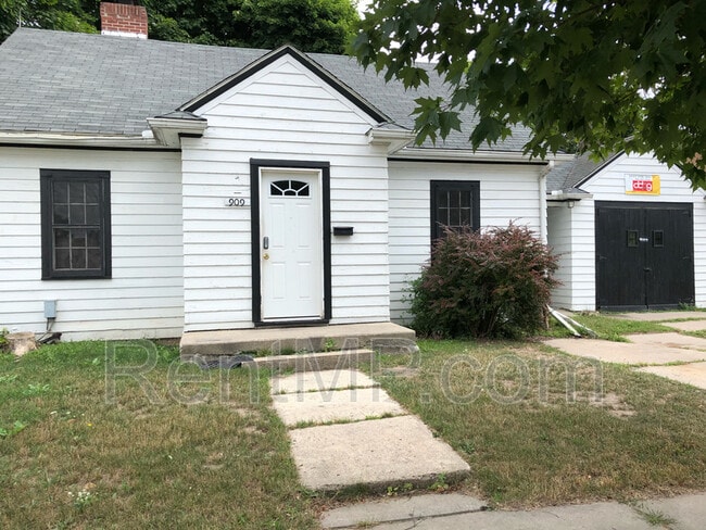 Building Photo - 909 Douglas St