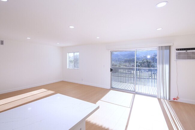 Building Photo - IN-UNIT LAUNDRY WITH ON-SITE PARKING!!