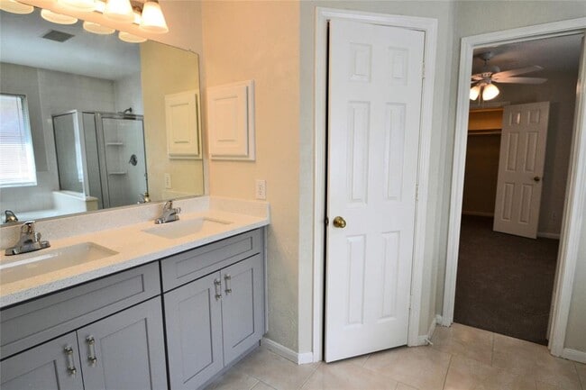 Building Photo - 12118 Green Trails Dr