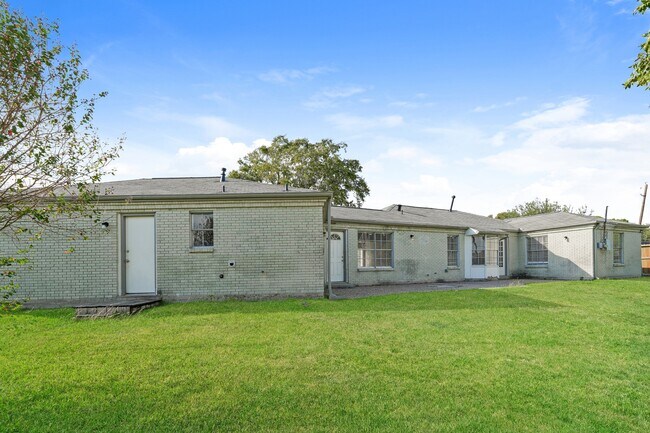 Building Photo - 5100 Goose Creek Dr