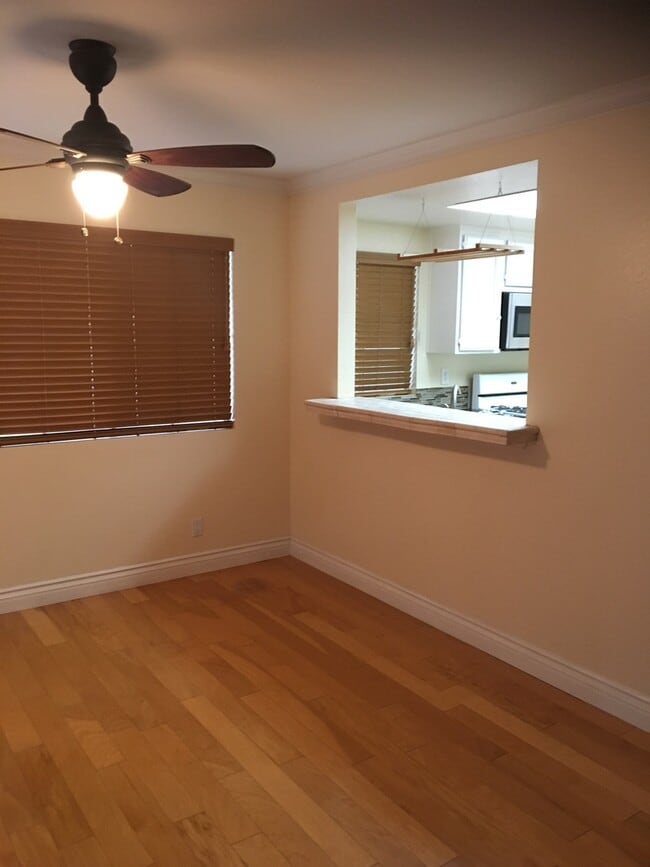 Building Photo - 2 Bed, 2 1/2 Bath Townhome with 1 car garage!