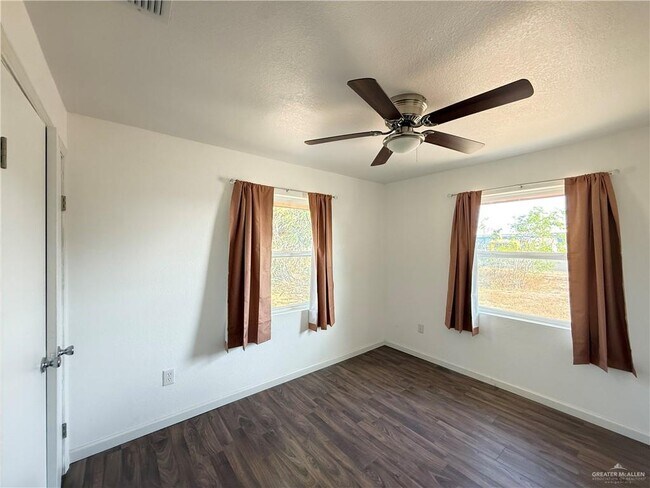 Building Photo - 415 W Edinburg Ave