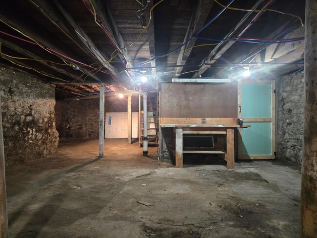 Building Photo - 507 S Litchfield St