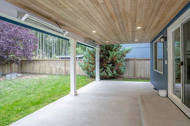 Building Photo - Charming 3BR/2.5BA in Desirable Gig Harbor...