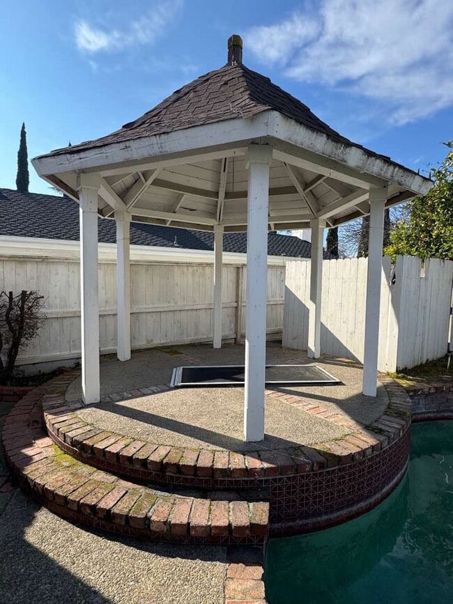 Building Photo - 4bed 3bath