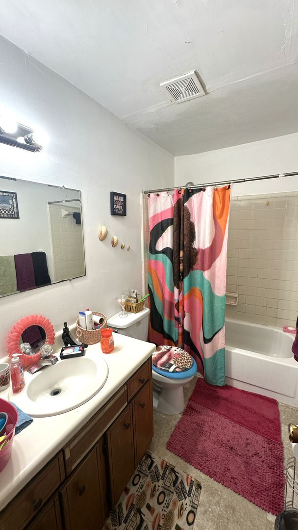 Building Photo - NORTHEAST HIDDEN GEM! 2/1 Townhome w/ Fenc...