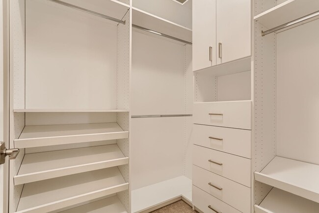 Building Photo - 1BD, 1.5BA Lakehouse Condo on the 6th Floor