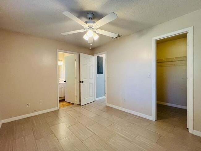 Building Photo - 2 Bedroom UCF Duplex