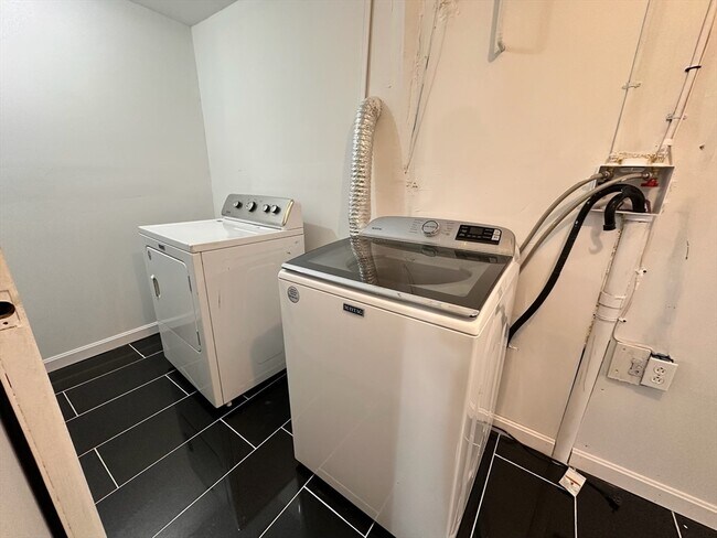 Building Photo - 474 E 7th St