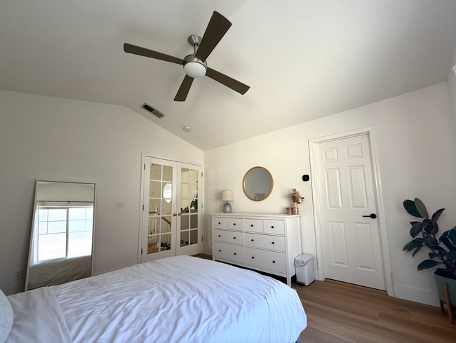 Building Photo - Beautiful Renovated Midtown Home!