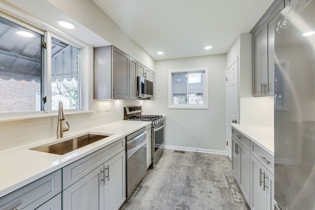 Building Photo - Spacious 3BR/2BA Rambler with Heated Sun-room and Slate Patio!