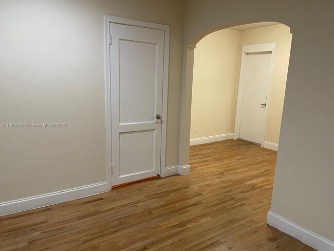 Building Photo - 815 W 40th St