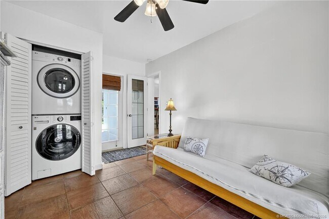 Building Photo - 262 SE Monterey Ave