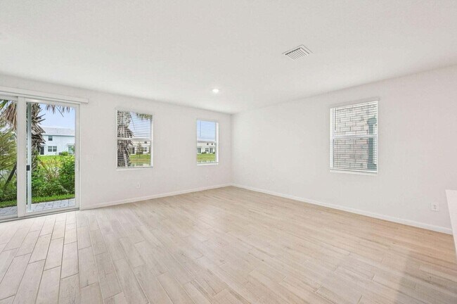 Building Photo - 569 Salisbury Cir